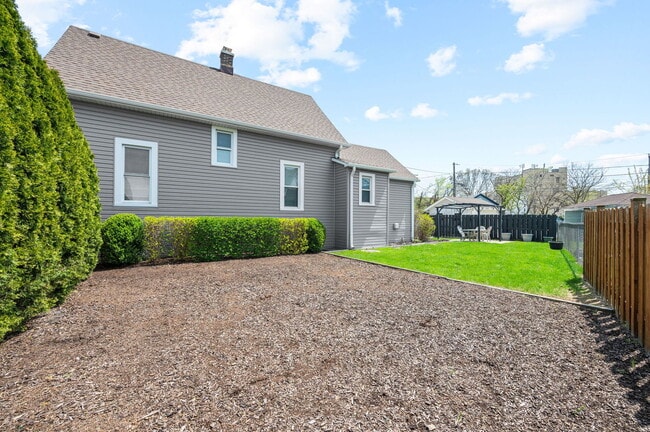 Building Photo - 809 W Touhy Ave