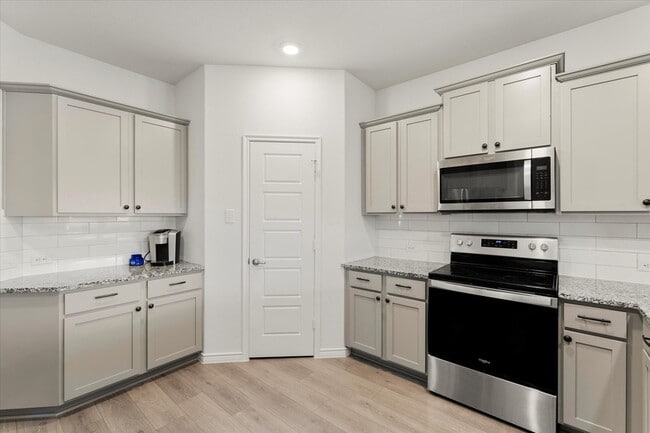 Building Photo - 137 Red Hickory Dr