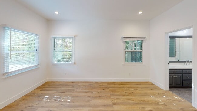 Building Photo - 1021 S Hayworth Ave