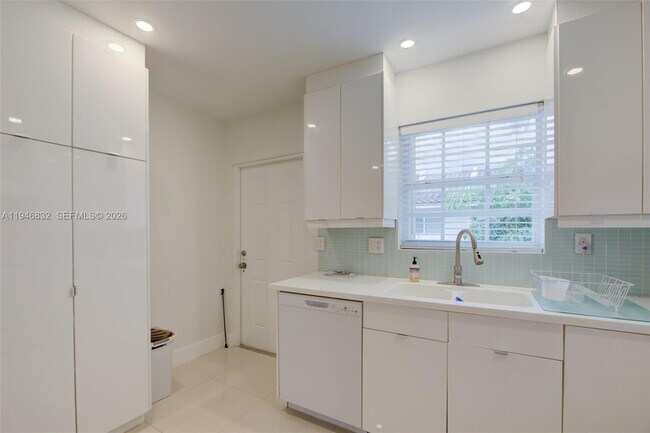 Building Photo - 1125 99th St