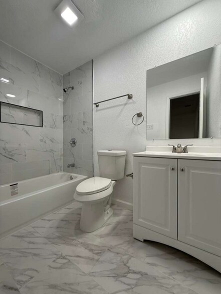 Building Photo - 5747 Hawaiian Sun Dr