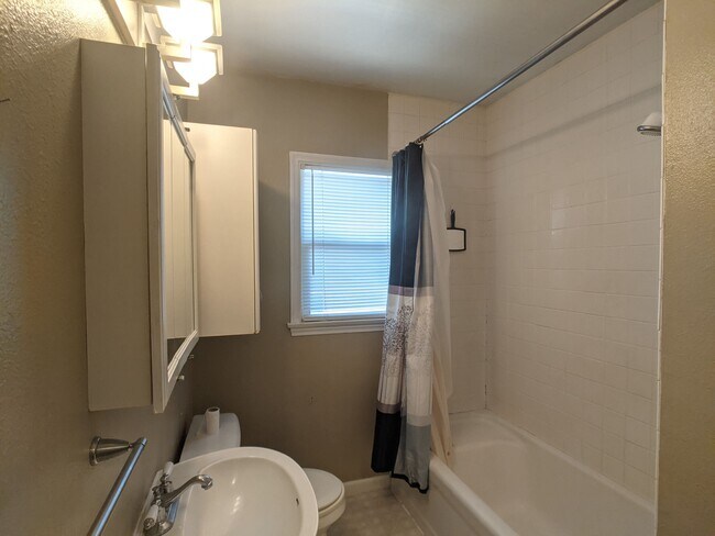 Building Photo - 1428 Axtell St