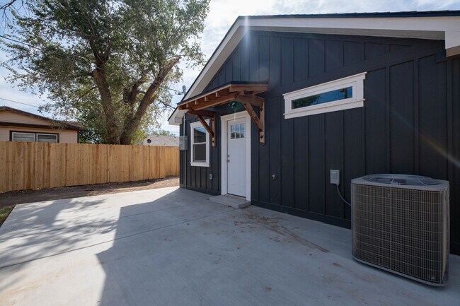 Building Photo - 2007 7th Ave