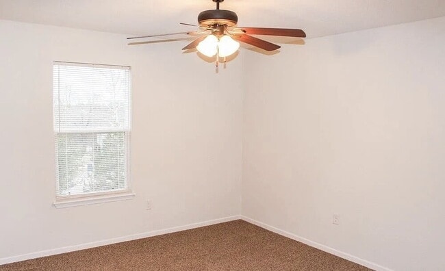 Building Photo - Beautiful 3 Bed | 2.5 Bath Townhome in Pri...