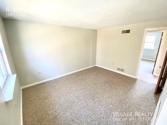 Building Photo - Spacious END-UNIT 3-BR Townhome in Dallast...