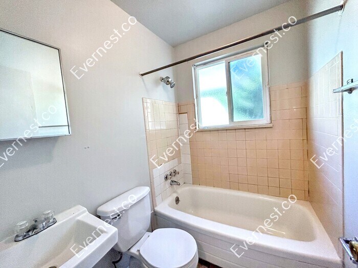 Building Photo - 954 W Moreno Ave