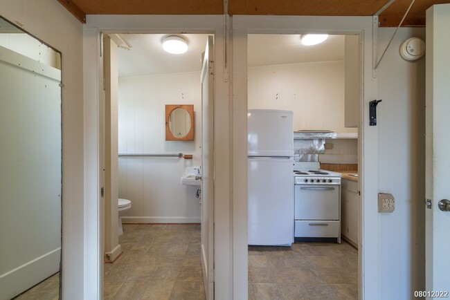 Building Photo - 1BR 2BA (One Bath is ADA ACCESSIBLE) W/2 A...