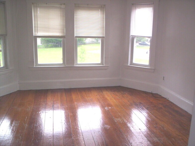 Primary Photo - 86 Hamden Cir