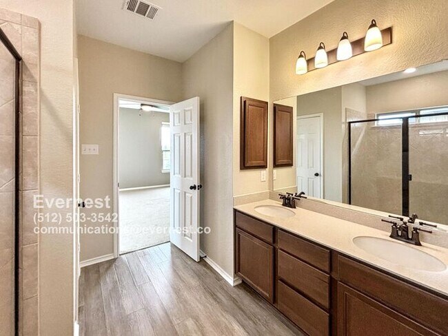 Building Photo - Beautiful 3-Bedroom Home with Fenced Yard ...