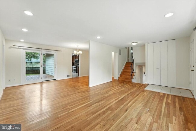 Building Photo - 5011 Roslyn Rd