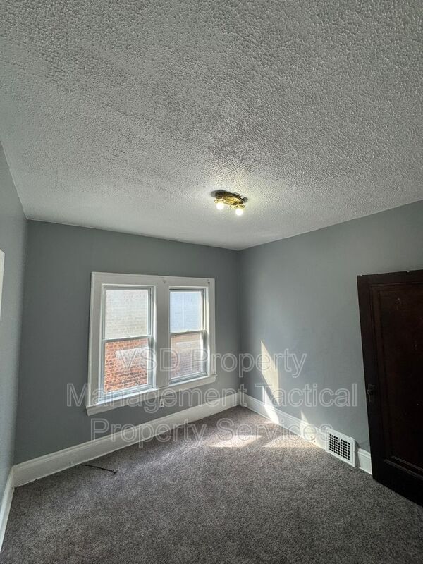 Building Photo - 3289 E 143rd St