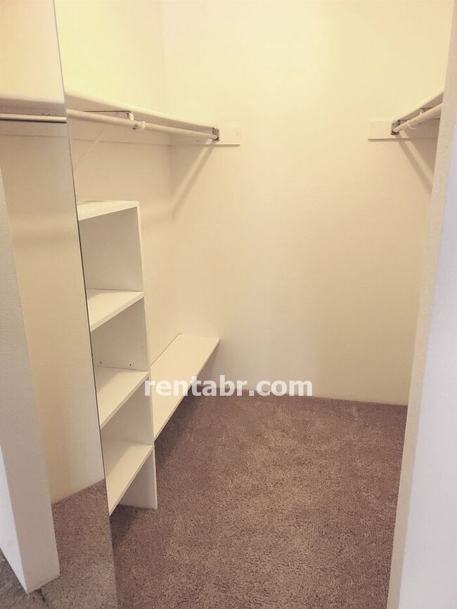 Building Photo - Spacious Snowbird Condo in Lakewood for Re...