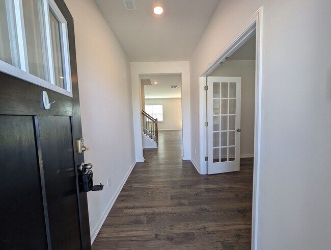 Building Photo - Spacious 2 story, 5 bedroom, 3 bath Home located in Secrest Commons Community!