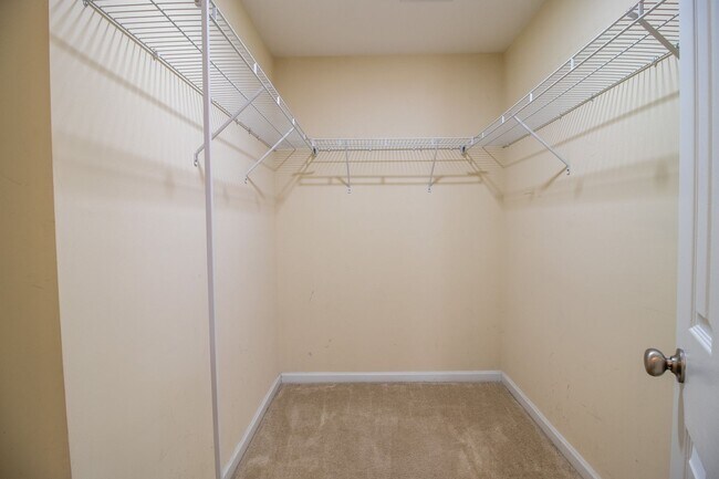 Building Photo - Welcome to this beautifully maintained 3-b...