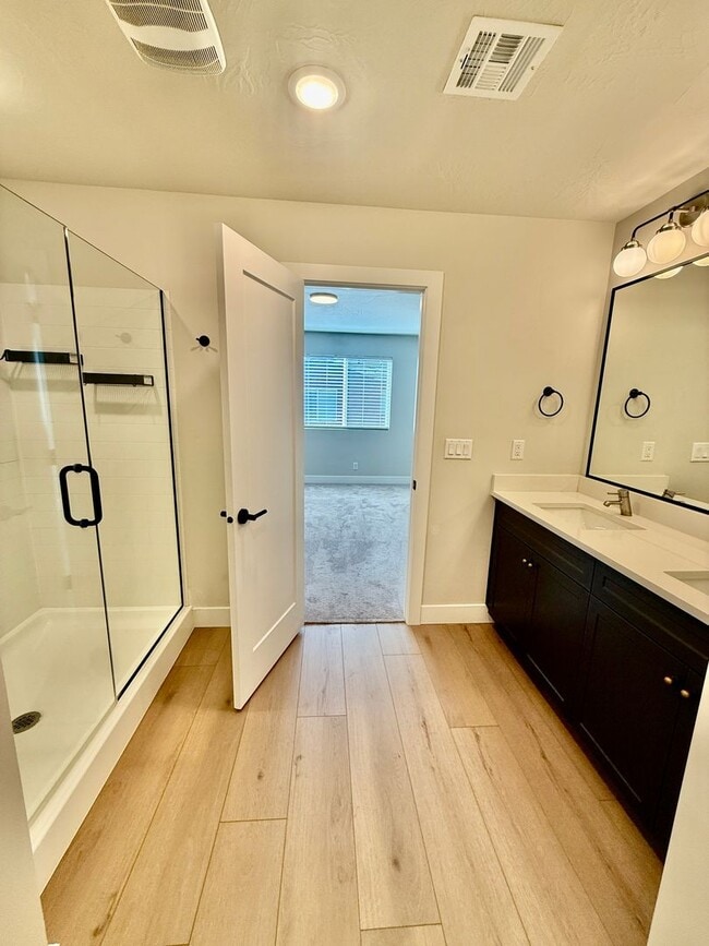 Building Photo - Spacious 3-BR Townhome in Washington