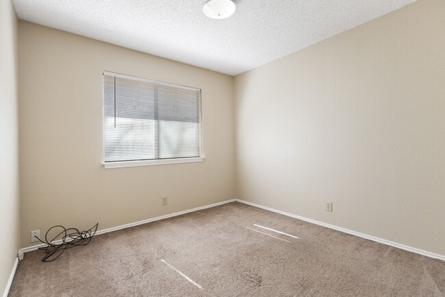 Building Photo - 3 Bedroom/2 Bath Applecreek Subdivision