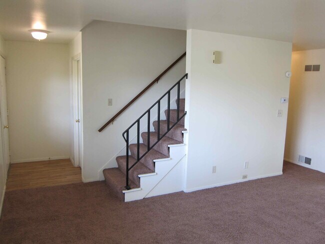 Building Photo - 3 Bedroom 1 1/2 Bath Townhomes