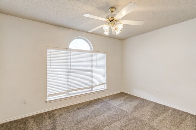 Building Photo - 3/2/2 plus a large basement on a Cul-de-Sac!