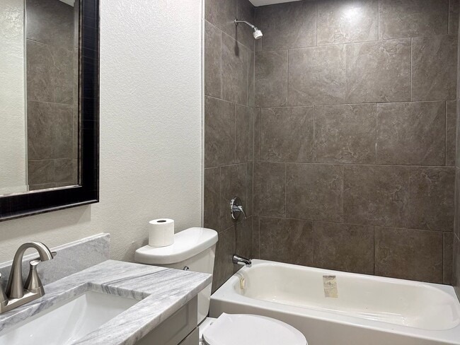 Building Photo - 2 Bed / 1 Bath / Detached Garage