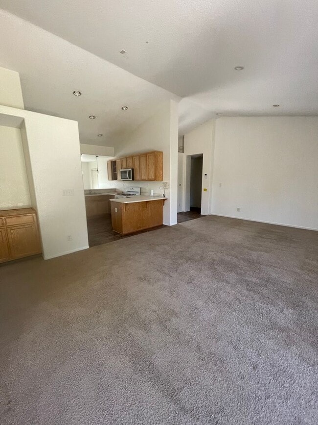 Building Photo - Beautiful 3 bedroom and 2 bath home ready for move in.