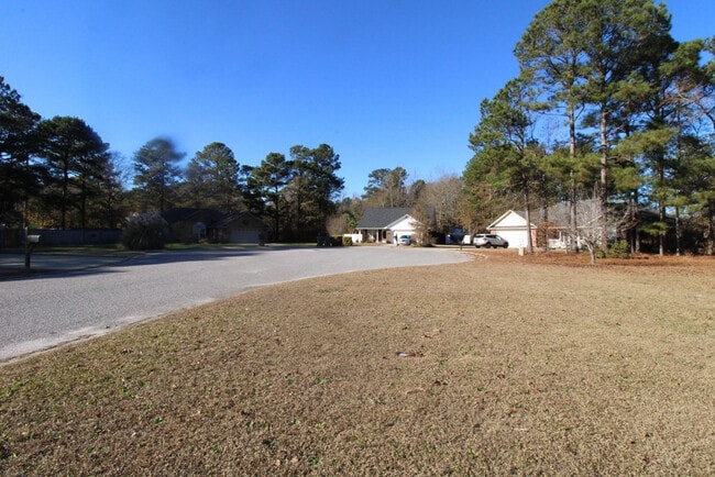 Building Photo - 305 Trillium Ln