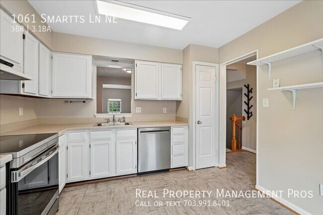 Building Photo - 1061 Smartts Ln NE