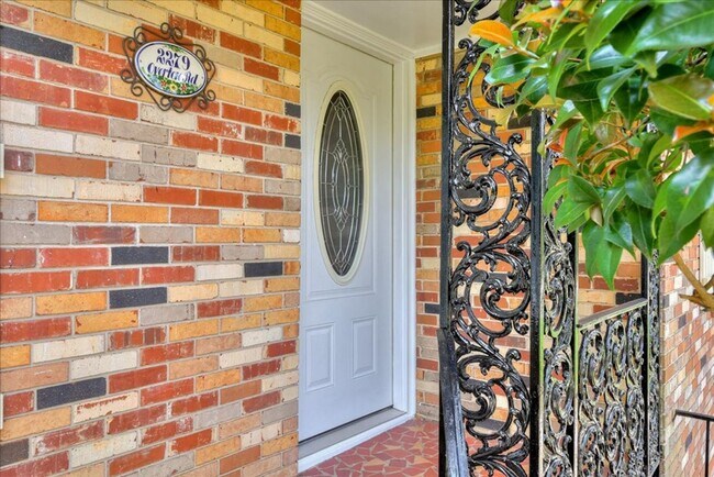 Building Photo - 3 Bedroom 2.5 Bathroom Ranch