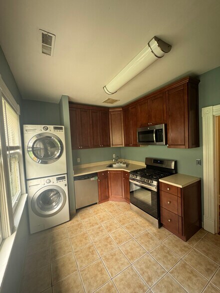 Building Photo - 33 NE San Rafael St