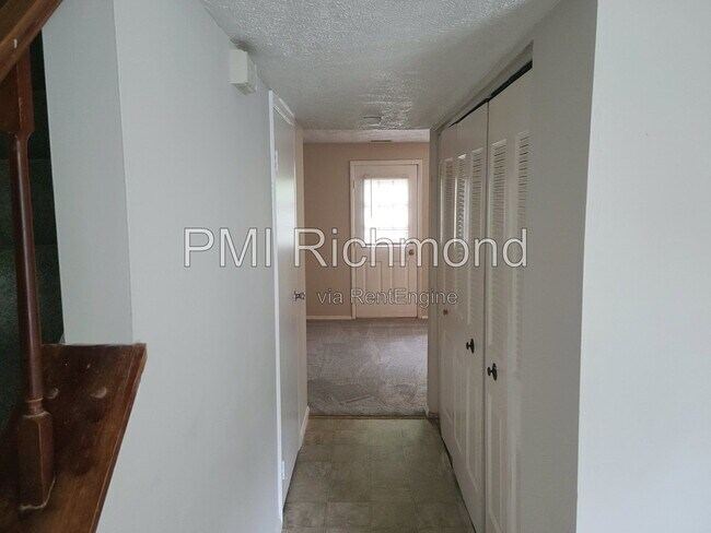 Building Photo - 9623 Greenmeadow Cir
