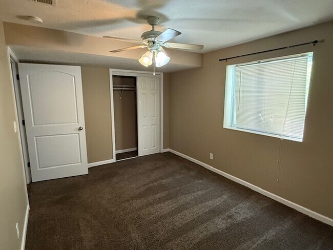 Building Photo - 417 DAHLIA