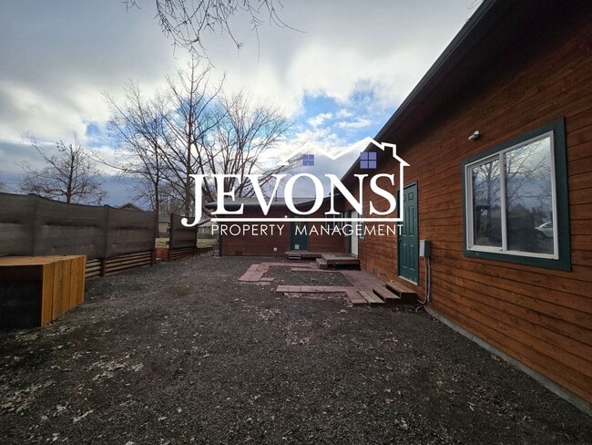 Building Photo - Move-in Special: $500 off your first month’s rent. Cozy 4-bedroom home with a fully equipped kitc...