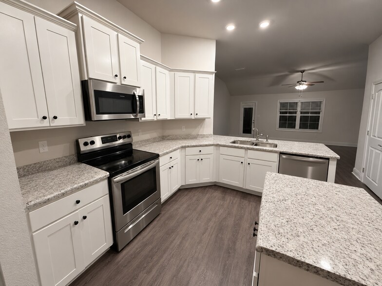 Building Photo - 23257 Ridgewood Dr