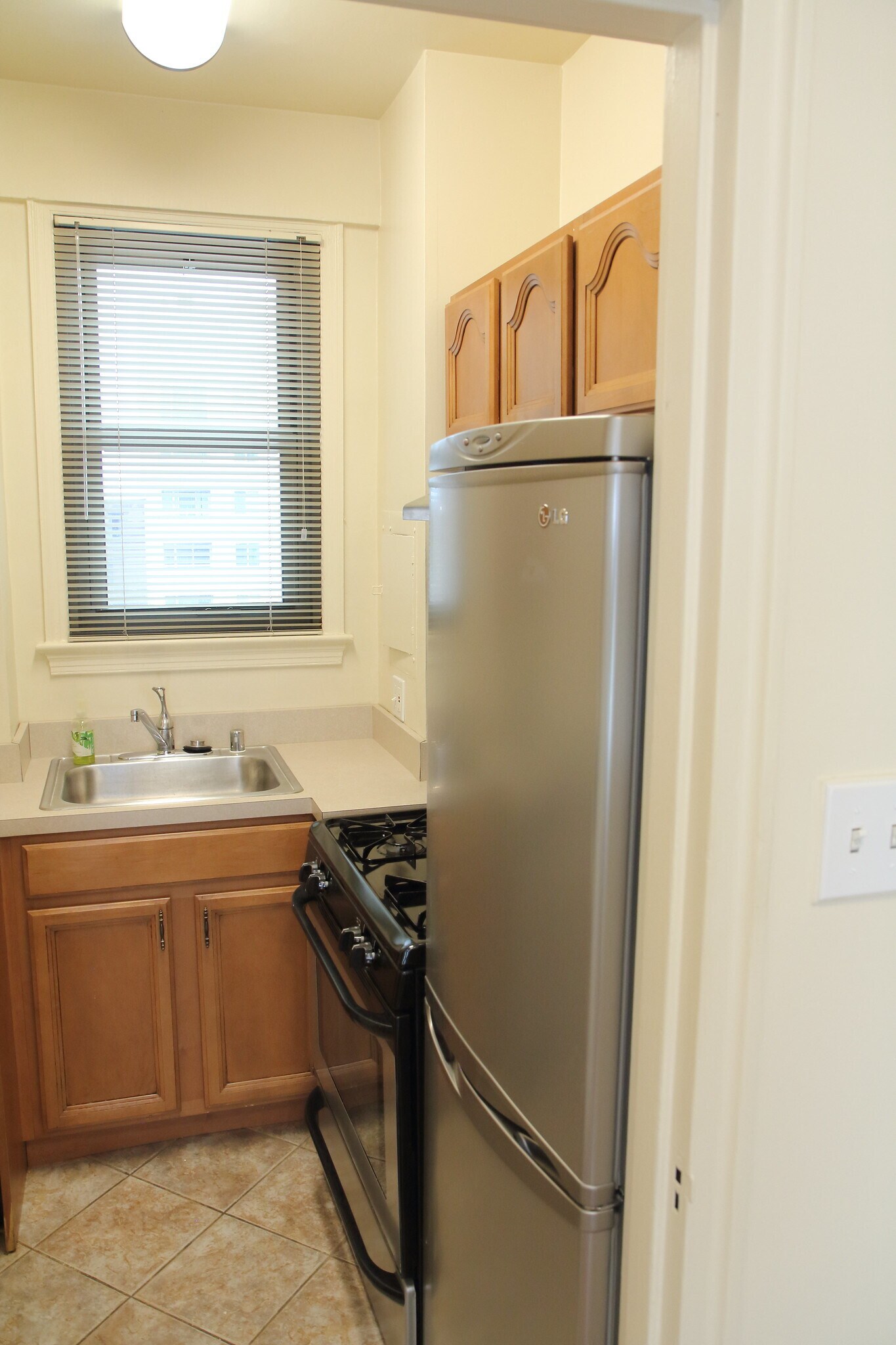 Full size range - 1010 25th St NW