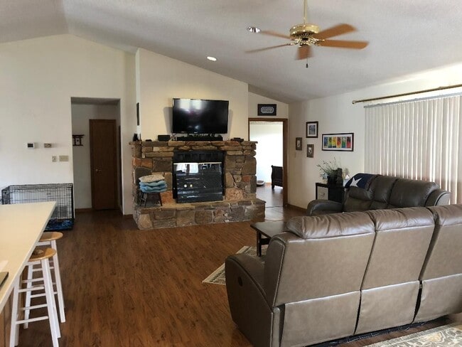 Building Photo - 3 Bedroom 2 bath