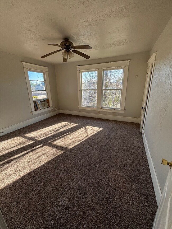 Building Photo - 820 College St