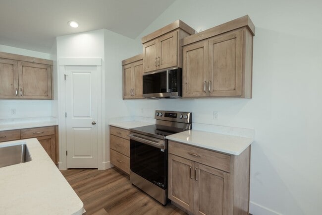 Building Photo - 5 BED 3 BATH HOME IN IDAHO FALLS WITH 2 STALL GARAGE, AC, FENCED YARD