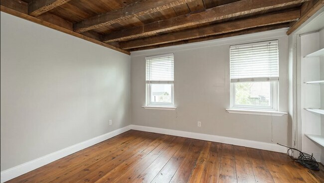 Building Photo - 305 E Cabot St