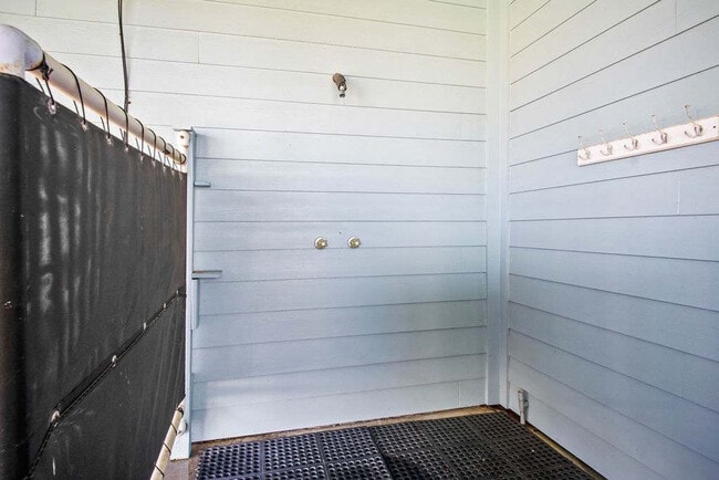 Building Photo - 165 Beach View