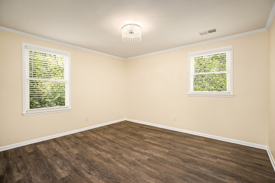 Building Photo - 2112 Sanborn Dr