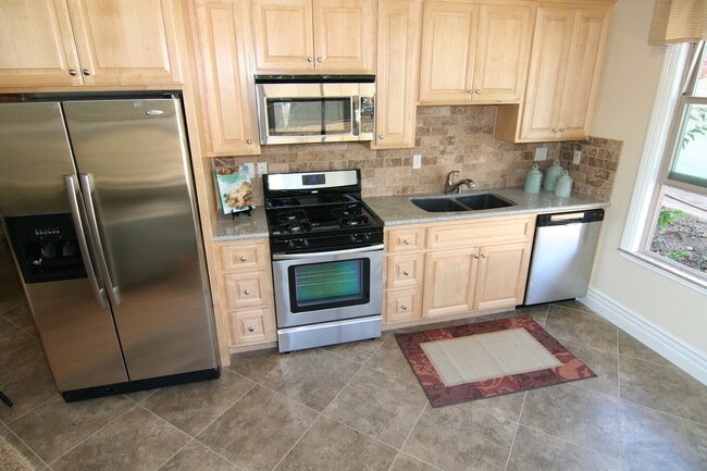 Building Photo - Charming 1 Bed / 1 Bath Duplex Close To Ca...
