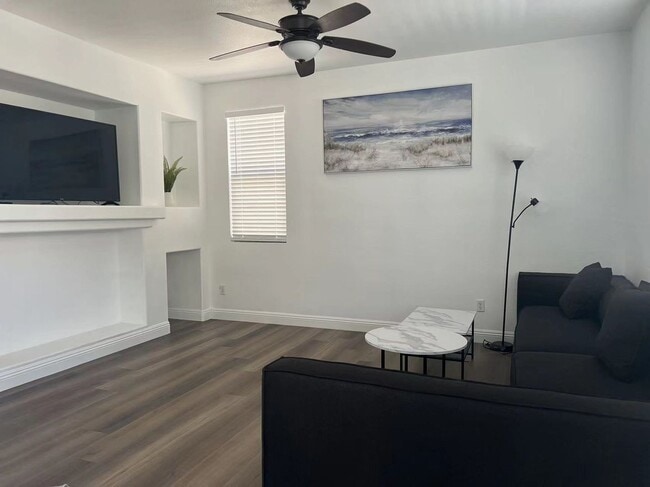 Building Photo - Beautiful 4 Bedroom 2 Bathroom Pool House in South West