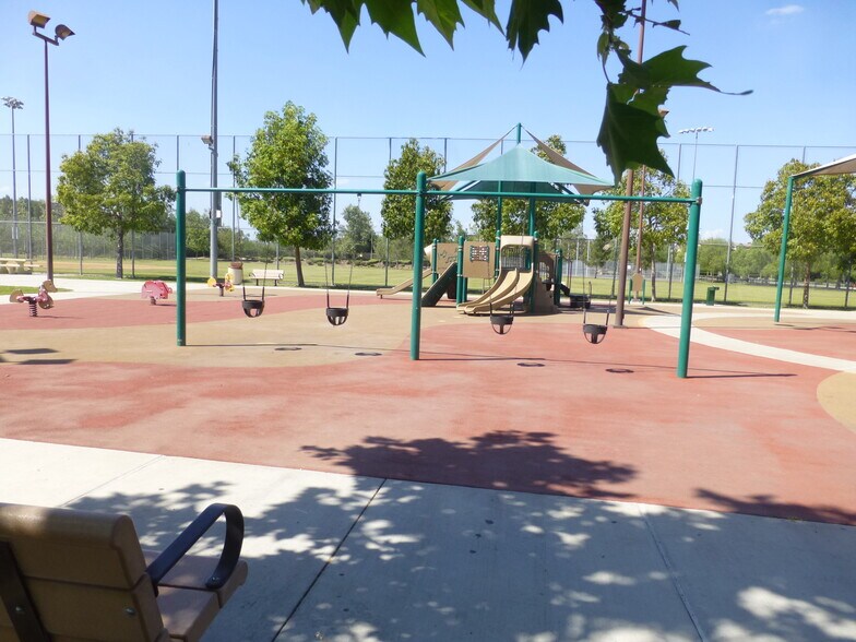 Building Photo - 416 W Linden Dr