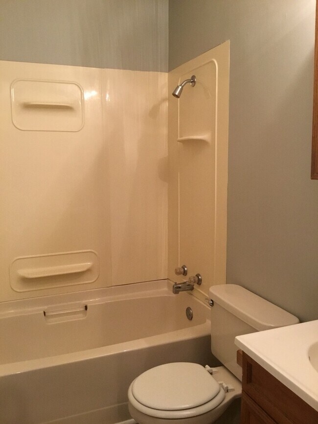 Building Photo - Roomy Southside 3 Bedroom Home with fenced...