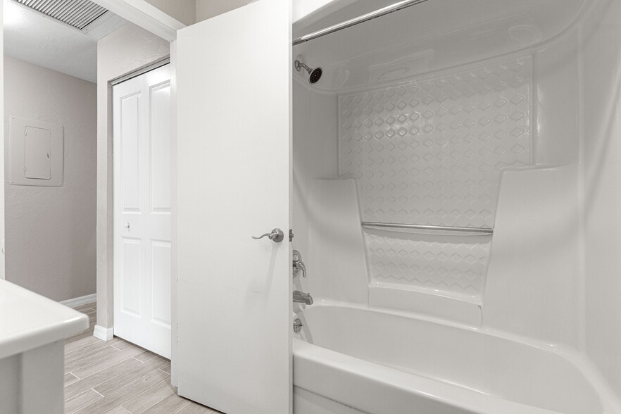 Building Photo - 4151 SE 22nd Ave