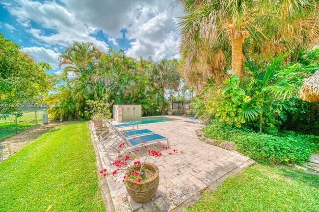 Building Photo - 7320 SW 100th Ct