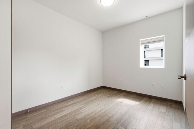 Building Photo - 903 S New Hampshire Ave