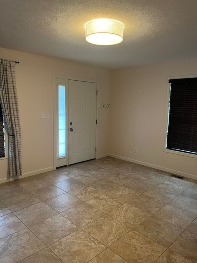 Building Photo - Modern Townhome with Finished Basement & G...