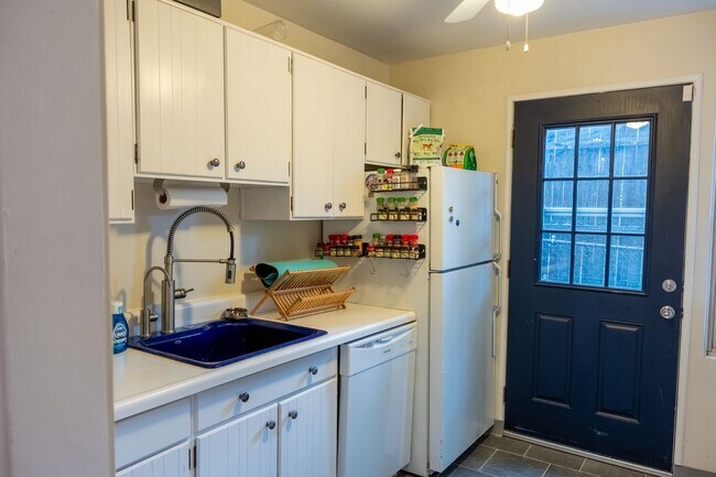 Building Photo - SHADYSIDE RENTAL