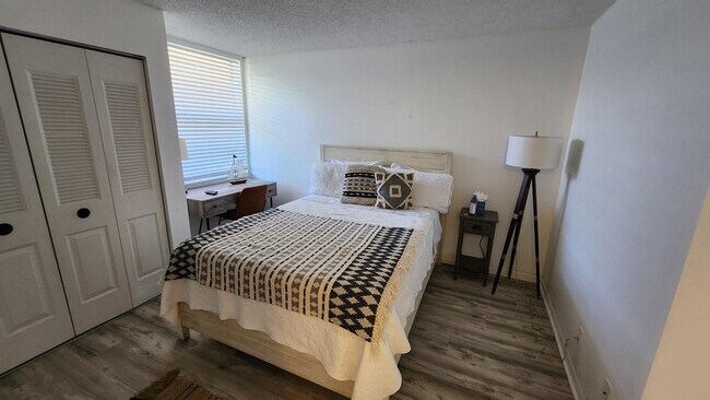 Building Photo - 950 Egret Cir