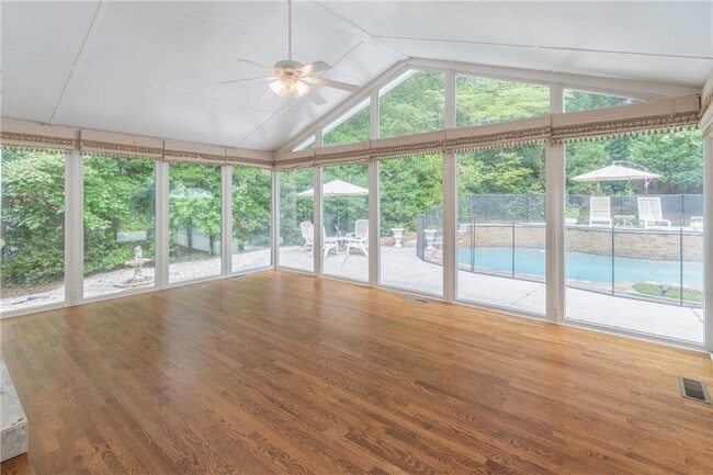 Building Photo - 530 Saddlebrook Dr